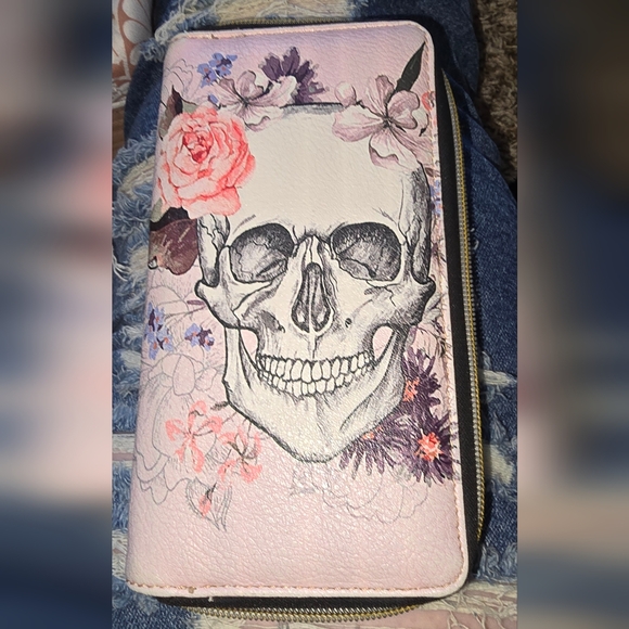 Skull & Roses Wallet - Picture 2 of 11